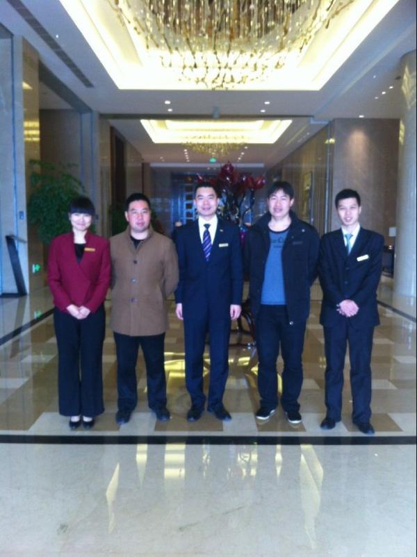 与实习生合影