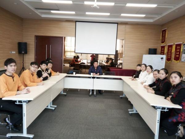 与实习学生座谈 与实习学生座谈