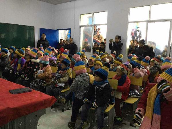 戴上我们经信分院捐赠的围巾、帽子和手套的孩子们 戴上我们经信分院捐赠的围巾、帽子和手套的孩子们
