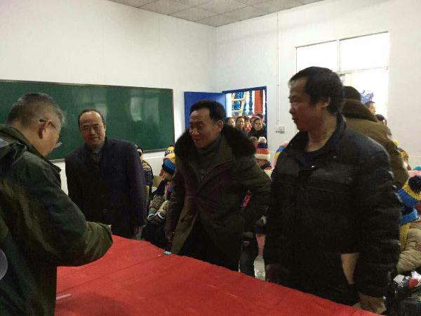 蔡书记给大木塘小学优秀教师颁发奖金 蔡书记给大木塘小学优秀教师颁发奖金