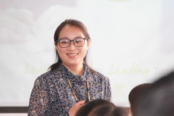 麦当劳人力资源部副总监李艳女士授课中 麦当劳人力资源部副总监李艳女士授课中