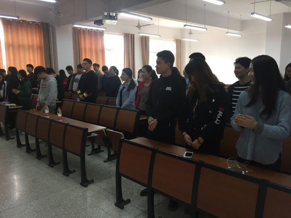 学生们积极互动