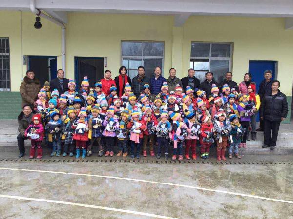 捐助仪式后与受助学生合影 捐助仪式后与受助学生合影