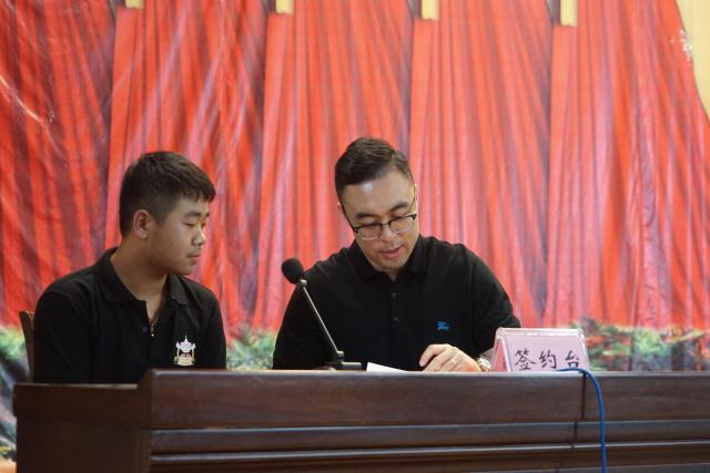 谭帅总经理与学生代表签订就业协议 谭帅总经理与学生代表签订就业协议