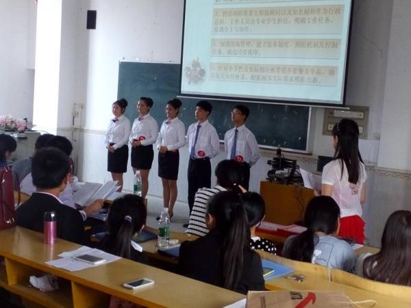 创业团队在赛场上
