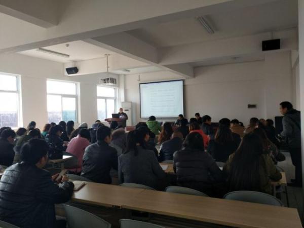 老师们认真学习