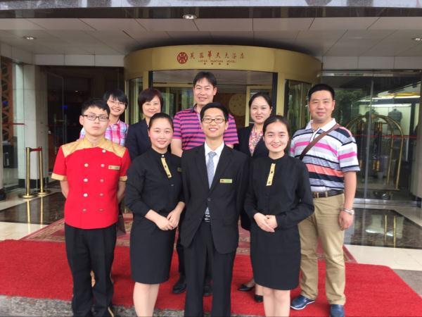 与酒店经理、实习生合影 与酒店经理、实习生合影