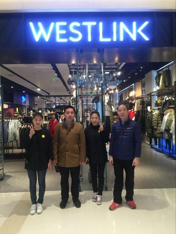 与梅溪湖步步高的实习学生合影 与梅溪湖步步高的实习学生合影