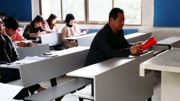 候魏副院长细心听取各位党员同志畅谈自己对党的群众路线的认识 候魏副院长细心听取各位党员同志畅谈自己对党的群众路线的认识