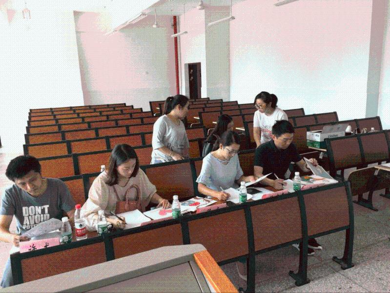 评委们在忙碌地评阅作品