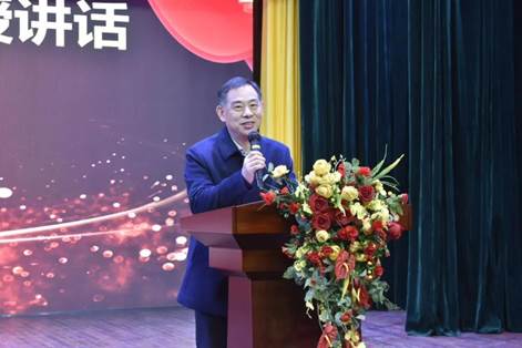 说明: C:\Users\Administrator\Desktop\2020表彰会图片\喻友军校长深情演讲.jpg 说明: C:\Users\Administrator\Desktop\2020表彰会图片\喻友军校长深情演讲.jpg
