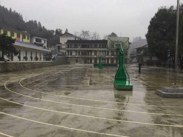 受助学校改建后的操场 受助学校改建后的操场