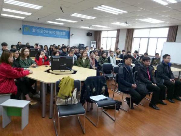 同学们认真听讲 同学们认真听讲