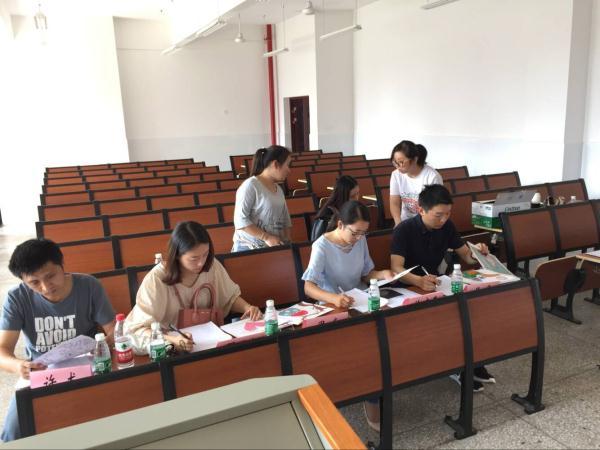 评委们在忙碌地评阅作品