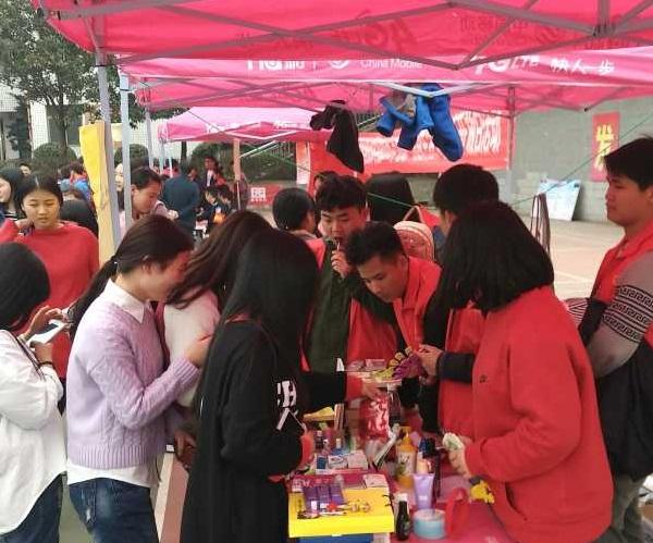 同学们争相购买