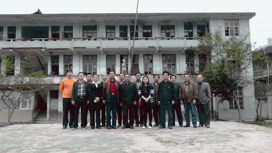 与当地政府、教育部门领导合影 与当地政府、教育部门领导合影